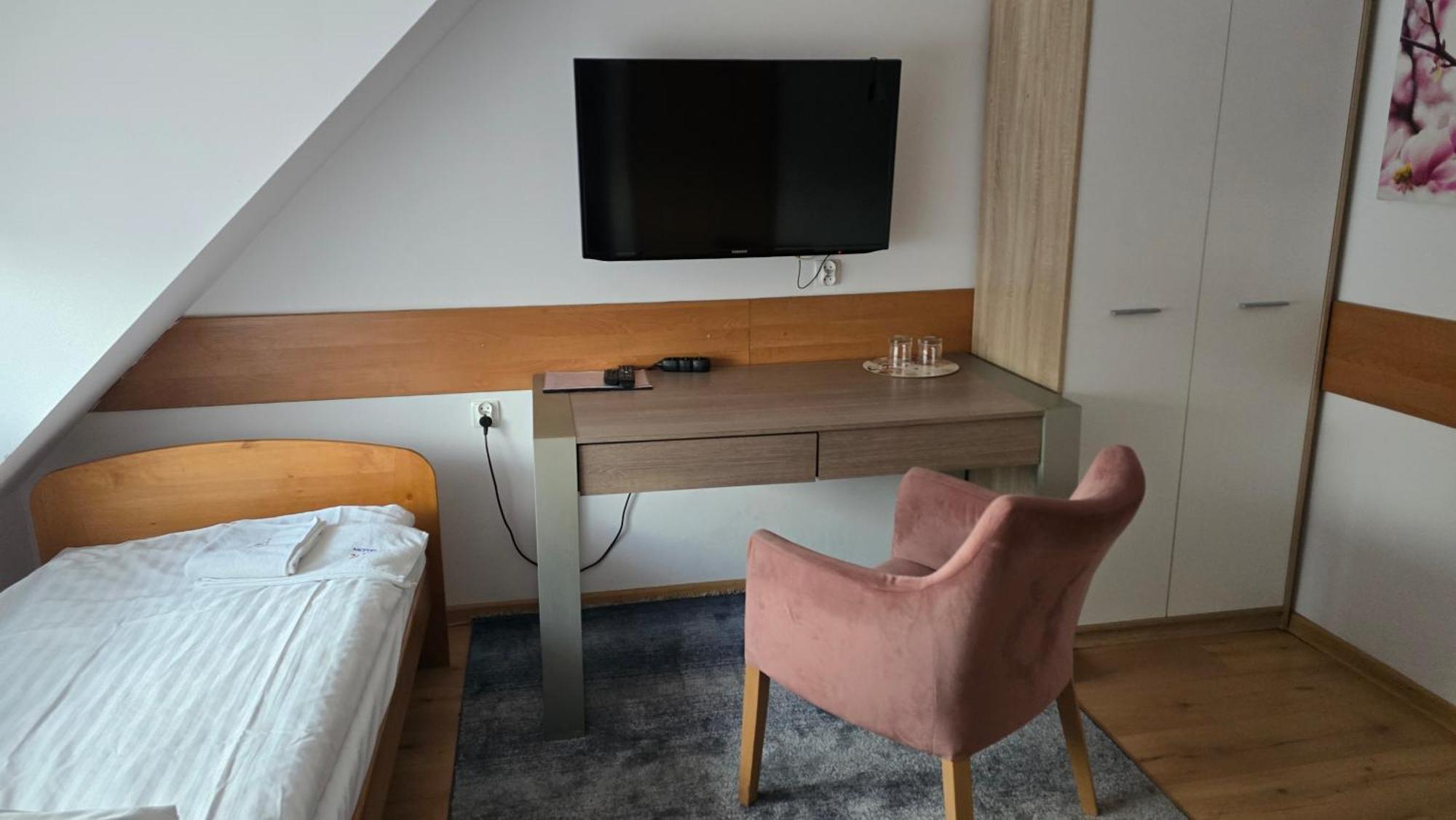 Za Miedzą Motel 2*